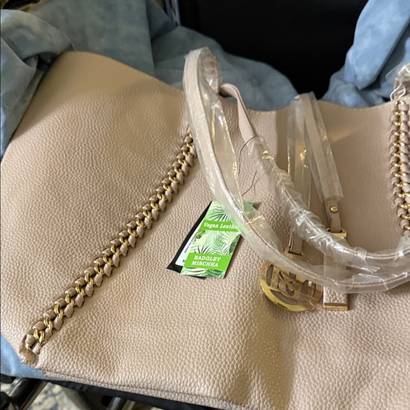 Bagdley Mischka Chic Beige Leather Shoulder Bag with Gold Chain - Picture 5 of 13